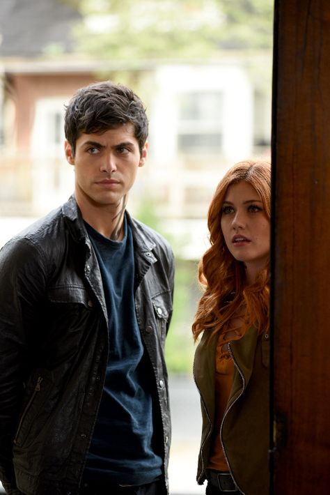 Katherine McNamara & Matt Daddario as Clary & Alec on ShadowHunters Alec And Jace, Clary Fairchild, Klaus From Vampire Diaries, Shadowhunter Academy, Shadowhunters Cast, Shadowhunters Tv Show, Dominic Sherwood, Isabelle Lightwood, Sea Wallpaper