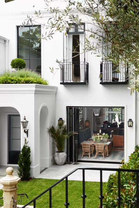 Sydney Heritage House Renovation Eastern Suburbs Modern Neoclassical House, Neoclassical House Exterior, Modern Traditional Homes, Modern Neoclassical, Black And White House, Neoclassical House, Garage Apartment Ideas, Sydney House, Renovation Exterior