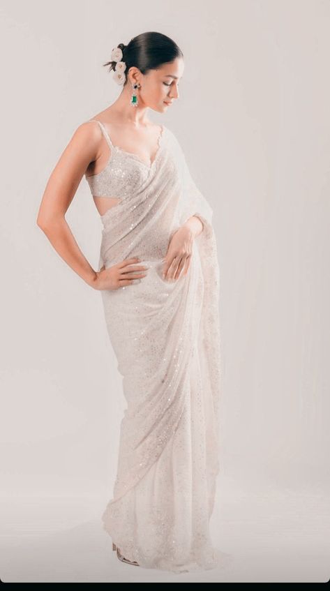 Elegant White Saree Look, Alia Bhatt Wedding Looks, Convocation Saree Ideas, Alia Bhatt In Saree, Saree Alia Bhatt, Alia Bhatt Indian Wear, Alia Bhatt Wedding, Alia Bhatt Hairstyles, Alia Bhatt Saree