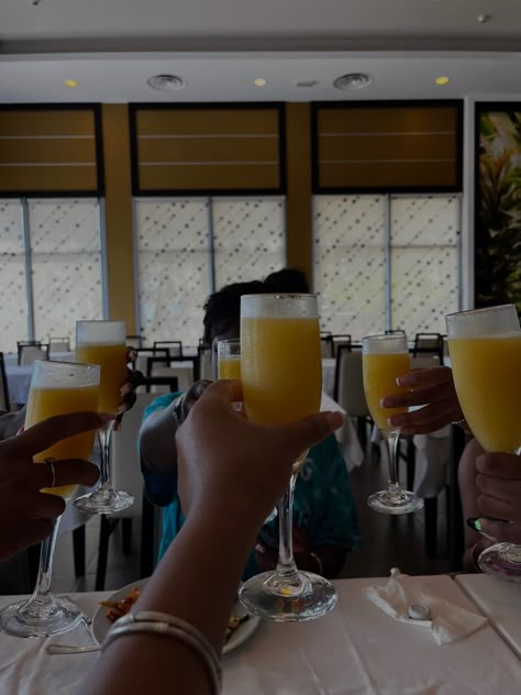 Brunch Pictures Instagram Mimosa, Mimosa Brunch Aesthetic, Champagne And Orange Juice, Mimosa Breakfast, Brunch Champagne, Mom Brunch, Friends Brunch, 21st Birthday Themes, Mimosa Brunch