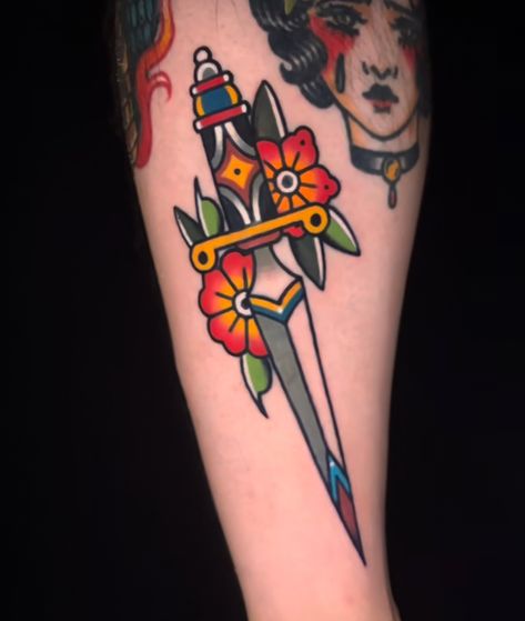 American Traditional Switchblade Tattoo, Knife Tattoo Traditional, Neo Traditional Dagger Tattoo, Cute Dagger Tattoo, Old School Dagger Tattoo, Traditional Arrow Tattoo, American Traditional Tattoos Color, American Traditional Dagger Tattoo, Traditional Knife Tattoo