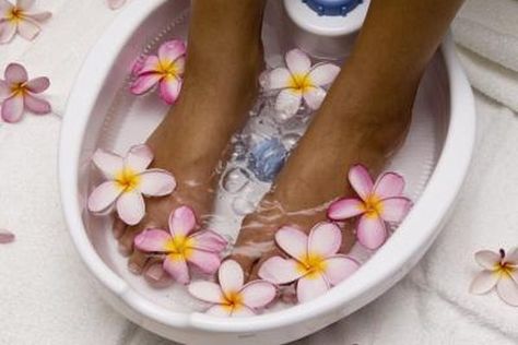 Woman washing her feet in a foot bath Sugar Body Scrub Recipe, Diy Spa Recipes, Pedicure Procedure, Homemade Foot Soaks, Listerine Foot Soak, Foot Soak Recipe, Spa Recipes, Body Scrub Recipe, Home Beauty Tips