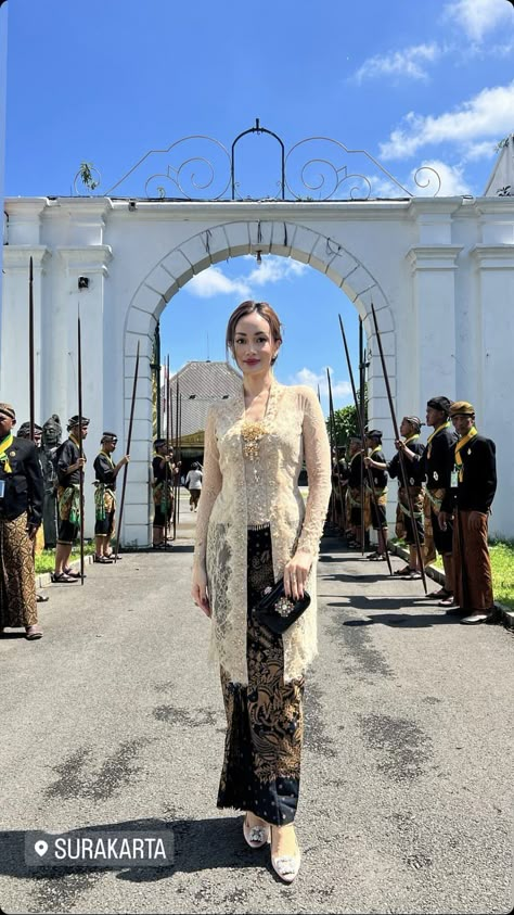 Kebaya Cream, Klasik Melayu, Model Bridesmaid, Wedding Dress Muslimah, Makeup Asia, Indonesian Kebaya, Model Dress Kebaya, Kebaya Modern Dress, Dress Kebaya