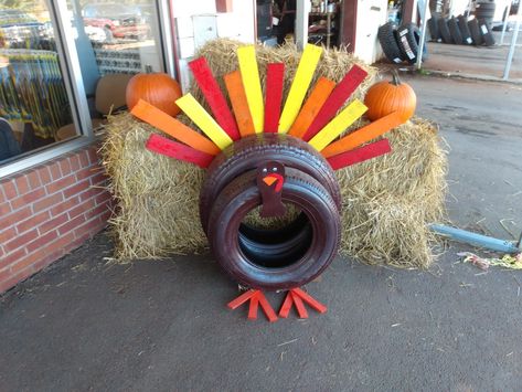 Fall Tire Decorations, Tire Holiday Decor, Tire Yard Decor, Christmas Tires Decoration, Tire Art Diy Creative Ideas, Pumpkin Tires, Tire Halloween Decorations, Tractor Yard Decor, Halloween Tire Decorations