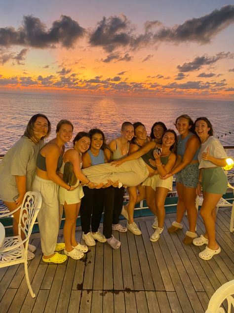 Cruise Aesthetic Friends, Job Asthetic Picture, Cruise Friend Group, Cruise Aesthetic Pics Friends, Cruise Teen Club, Cruise Friends Aesthetic, Cruise Astethic, Cruise Pics Ideas, Cruise With Friends