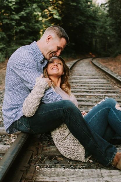 Train Family Pictures, Train Track Poses, Railroad Track Pictures, Railroad Photoshoot, Train Tracks Photography, Photographer Couple, Engagement Picture Outfits, Pre Wedding Photoshoot Outdoor, Engagement Pictures Poses