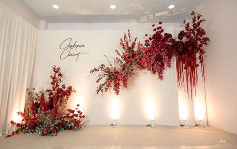 Maroon Reception Decor, Maroon Wedding Decor, Wedding Decor Red, Dekor Lamaran, Wedding Tent Decorations, Pastel Wedding Theme, Engagement Stage Decoration, Red Wedding Decorations, Maroon Wedding