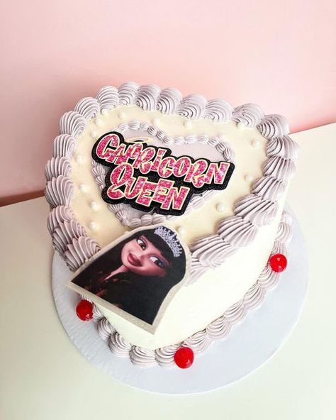 Bratz Theme Cake, Bratz Doll Cake Ideas, Bratz Cake Ideas, Bratz Doll Cake, Bratz Birthday Cake, Bratz Birthday, Birthday Soiree, Cake Cherry, Design Chocolate