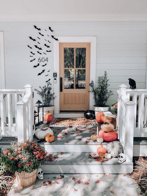 Marianne Sides, Porche Halloween, Halloween Front Door Decorations, Decor Pumpkins, Fall Front Porch Ideas, Halloween Front Doors, Image Halloween, Casa Halloween, Halloween Front Porch Decor