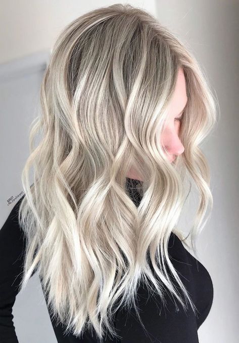 Tipos de ombré para cabello - 12. Platinum blonde | Galería de fotos 12 de 15 | Glamour Ashy Blonde Hair, Interesting Hair, Blonde Hair Colors, Blonde Shades, Blonde Ombre Balayage, Bronde Hair, Hair Color Shades, Dark Blonde Hair, Hair Color Techniques