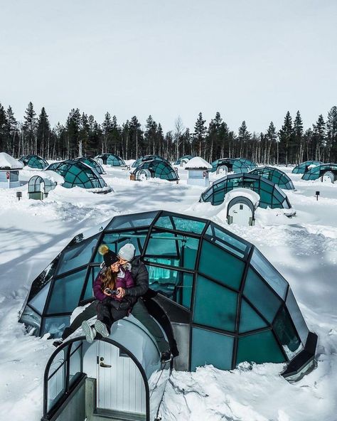 EARTH OFFICIAL on Instagram: “🧊😍 This glass igloo hotel in Finland should definitely be on your bucket list. Have you ever seen the Northern Lights in person? Photos by…” Glass Igloo Hotel, Igloo Hotel, Glass Igloo, Kakslauttanen Arctic Resort, Building Photography, Destin Hotels, Couple Travel, See The Northern Lights, Amazing Buildings