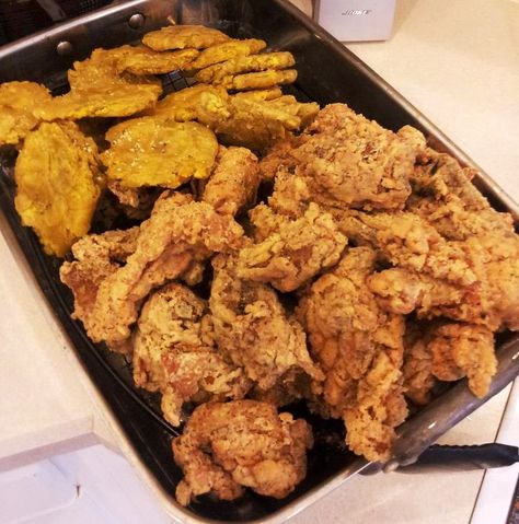 pica pollo y fritos Dominican Recipes, Hispanic Dishes, Hispanic Recipes, Latin Recipes, Dominican Food, Caribbean Food, Puerto Rican Recipes, Braised Chicken, Hispanic Food