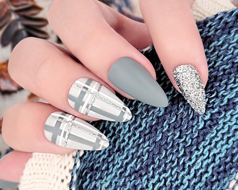 Whether you're preparing for a special occasion or simply want to elevate your everyday style, these press-on nails are your go-to accessory. They're durable and designed for long-lasting wear, so you can enjoy their beauty for weeks on end. Features: * Handmade with care and precision * Made with high quality salon Aprés 2.0 gel tips as well as professional Luxio and Ugly Duckling gel polishes * Unique and eye-catching designs * 100% gel nails for a natural look and feel * Easy to apply and rem Nails Apres, Ongles Beiges, Christmas Sweater Nails, Plaid Nail Designs, Plaid Nail Art, Grey Nail Designs, Gel Press On Nails, Quartz Nail, Plaid Nails