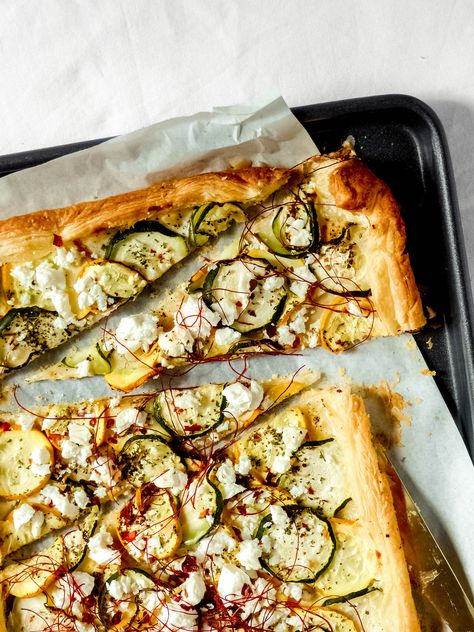 Zucchini-Feta-Tart + Tipps zum Blätterteig-Backen - Anna Lee EATS. Feta Tart, Zucchini Feta, Pizza Dough Recipe Easy, Zucchini Pizzas, Anna Lee, Eat Smart, Recipes From Heaven, Beignets, Flatbread