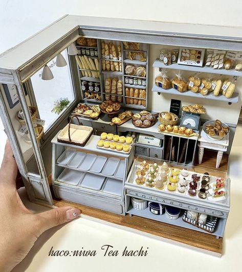 Miniature Dollhouse Kits, Bakery Diorama, Bakery Dollhouse, Bloxburg Bakery, Tiny Bakery, Mini Cafeteria, Cercei Din Lut Polimeric, Miniature Cafe, Mini Bakery