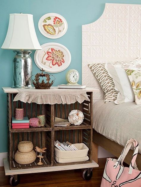 Top 10 Wood Crate Projects 20 Crate Nightstand, Nightstand Ideas, Crate Diy, Flea Market Decorating, Diy Nightstand, Diy Dresser, Interior Design Diy, Wood Crates, Diy Storage Furniture