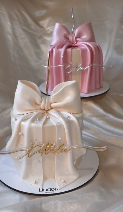 Classy Cake Ideas, Cake Pearls Decoration, Parisian Cake Ideas, Birthday Cake 2 Floors, Aesthetic Bow Cake, Glam Cake Ideas, Cake With Bows On It, Fondant Bow Cake, Bows And Pearls Birthday Theme