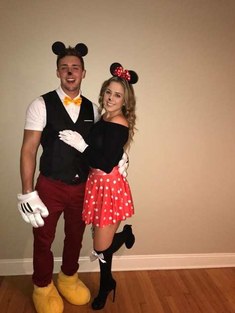 Minnie Mouse Halloween Costume, Halloween Costume Couple, Diy Fantasia, Easy Couple Halloween Costumes, Meme Costume, Halloween Costumes Diy Couples, Cute Couples Costumes, Creepy Halloween Costumes, Bff Halloween Costumes