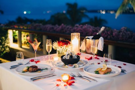 26 Easy Romantic Dinner Ideas for Couples – The Kitchen Community Light Dinner Ideas, Candle Light Dinner Ideas, Candlelight Dinner Table, Easy Romantic Dinner, Romantic Candle Light Dinner, Romantic Candlelight, Romantic Dinner Recipes, Romantic Restaurant, Valentine Dinner