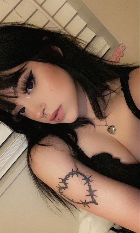 Alt Female Tattoos, Cool Tattoos Alt, Alt Tattooed Girl, Women Tattoos Aesthetic, Alt Women Tattoos, Ary1ku Instagram, Lots Of Tattoos Woman Aesthetic, Goth Aesthetic Tattoos, Grunge Tattoo Sleeve