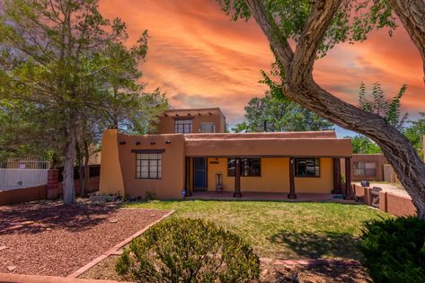 Pueblo Style Homes, New Mexico Style Home, Pueblo Style House, Cozy Dining Area, Pueblo House, Pueblo Revival, Kitchen Brick, Stucco House, Hacienda Homes