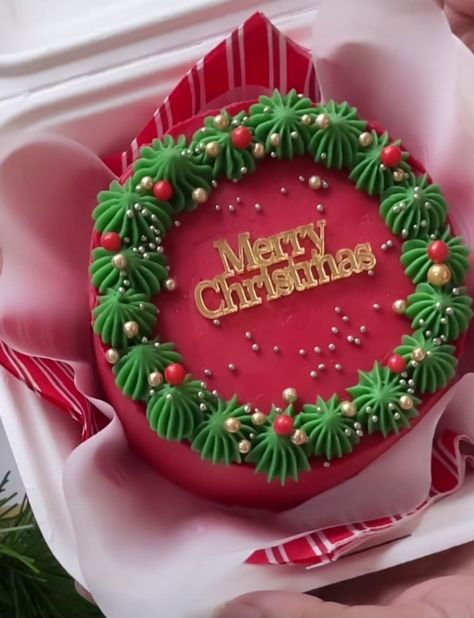 Half Christmas Cake, Bento Cake For Christmas, Christmas Cake And Cupcakes, Christmas Cake Minimalist, Christmas Cake Decorations Buttercream, Christmas Mini Cakes Decorating, Christmas Bento Cake With Cupcakes, Christmas Bento Cake Ideas, Christmas Cake Ideas Easy Simple