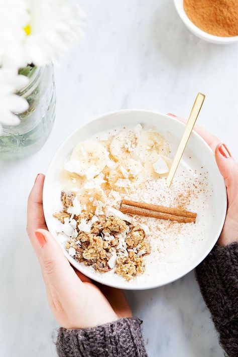 These Chai Smoothie Bowls are a warming, healthy breakfast for the colder months. Vegan, gluten-free, and paleo, they're satisfying and full of flavor. Chai Smoothie, Chia Smoothie, Banana Granola, Sliced Banana, Winter Breakfast, Pitted Dates, Sunflower Butter, Smoothie Bowl Healthy, Best Smoothie