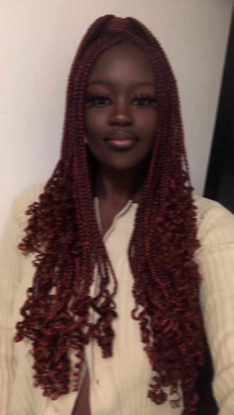 Brown And Red Box Braids, Burgundy Hair Black Women Braids, Burgundy Knotless Braids With Curly Ends, Burgundy Box Braids With Curly Ends, Red Braids On Dark Skin, Maroon Box Braids, Burgundy Braids On Dark Skin, Burgundy Braids With Curls, Red Goddess Box Braids