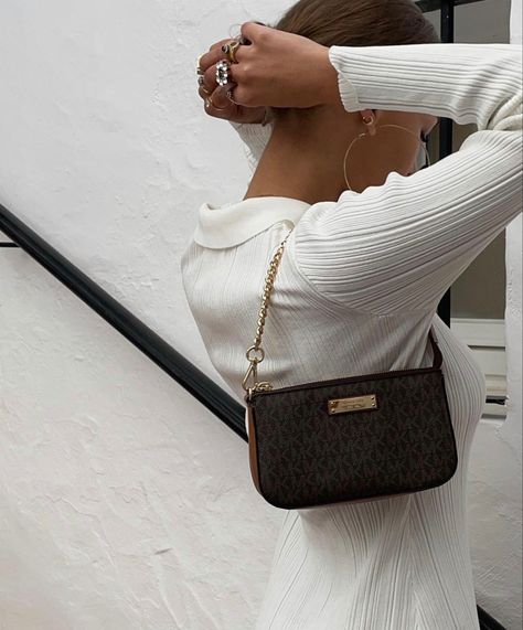 Michael Kors Handbags Outfits, Mini Purse Outfit, Michael Kors Bag Outfit, Small Bag Outfit, Clutch Bag Outfit, Mini Bag Outfit, Mk Bags Michael Kors, Mk Shoulder Bag, Shoulder Bag Aesthetic