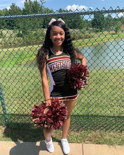 3,390 Likes, 29 Comments - lindseyyy🙂🖤 (@lindseyyy.jaee) on Instagram: “senior year 🤩 first game august 24th 🤞🏽” Cheerleader Hairstyles, Cheerleading Picture Poses, Black Cheerleaders, Cheerleading Photos, Cute Cheer Pictures, Cheer Poses, Cheerleading Hairstyles, Cheerleading Pictures, Latina Outfit