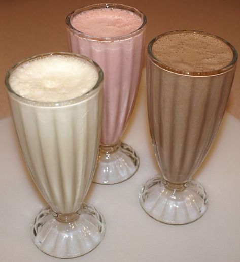 Milkshake Trash Magic, 80s Food, Homemade Milkshake, 60s Aesthetic, Hamburger And Fries, Chocolate Macaron, Vanilla Milkshake, Chocolate Malt, Banana Milkshake