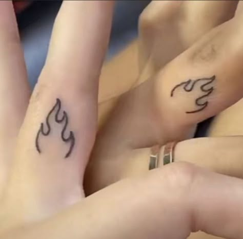 Bestie Tattoos, Matching Friend Tattoos, Tato Henna, Finger Tats, Hand Doodles, Bff Tattoos, Friendship Tattoos, Stick N Poke, Stylist Tattoos