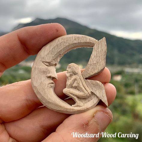 Wood Etching, Wood Carving Art Sculpture, Wood Jewelry Diy, Wooden Fairy, Wooden Jewelery, Dremel Crafts, Hand Carved Jewelry, Dremel Carving, Simple Wood Carving