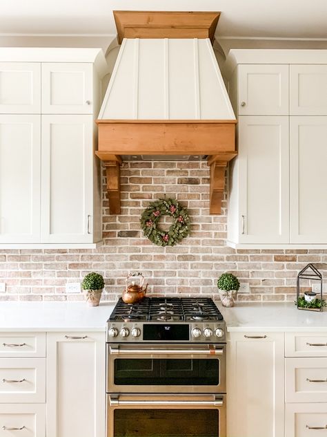 Cottage Design Ideas Interiors, White Cabinet With Brick Backsplash, First Home Decorating, Woods And White Kitchen, White Cabinets Brick Backsplash Kitchen, Joanna Gaines Backsplash Ideas, Farmhouse Backsplash Brick, Tudor Cottage Interior Kitchen, Farmhouse Kitchen Cooktop