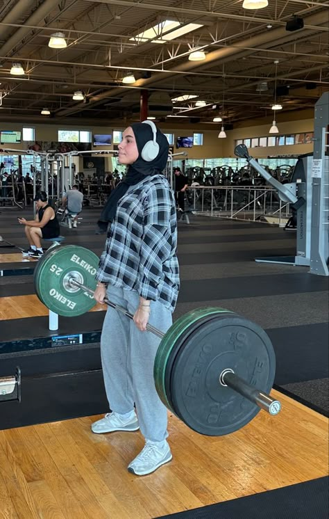 Hijabi Workout Aesthetic, Hijabi Gym Aesthetic, Gym Outfits For Women Modest, Hijabi Sports Outfit, Modest Gym Wear, Back Strength, Back Workouts, Modest Gym, Strengthen Your Back