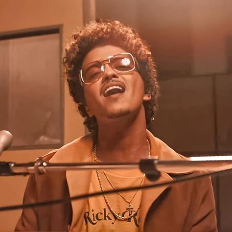 Bruno Mars Album, Bruno Mars Lyrics, Whitney Houston Young, Leave The Door Open, Alice Twilight, Bruno Mars Concert, Silk Sonic, Anderson Paak, Fav Person