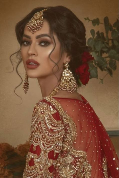 Nikkah Hair, Desi Bridal Makeup, Pakistani Wedding Hairstyles, Indian Wedding Hair, Pakistani Bridal Hairstyles, Hairstyle Indian Wedding, Bridal Hairstyle Indian Wedding, Asian Bridal Makeup, Indian Bride Makeup