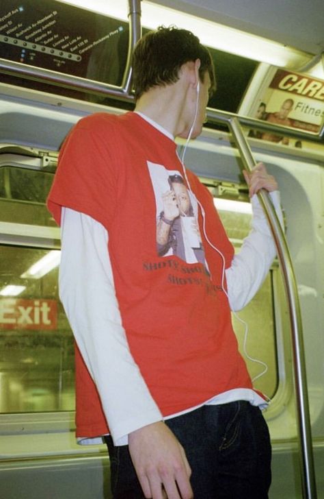 Aesthetic Red Outfits, Skater Boy Outfits Grunge, Skater Boys Outfits, Peter Parker Aesthetic, Skater Boy Aesthetic, Spiderman Aesthetic, Parker Aesthetic, Skater Boy Outfits, 2000s Boys