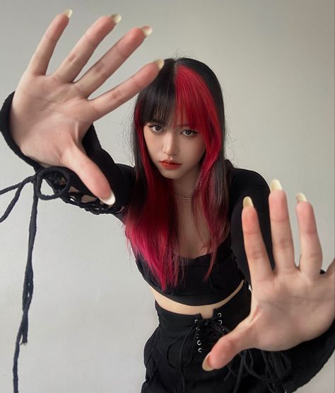 Black And Red Two Tone Hair, Split Bangs Color, Half Dyed Bangs, Two Tone Hairstyle, Short Wolf Haircut, Half Colored Hair, Bangs Inspiration, Hair Dye Videos, Cool Hair Designs