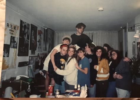 90s college kids College 90s Aesthetic, College Film Photos, College In The 90s, Fun College Aesthetic, Uwc Colleges Aesthetic, 90s School Aesthetic, 90s College Aesthetic, 90s Highschool, College Student Aesthetic