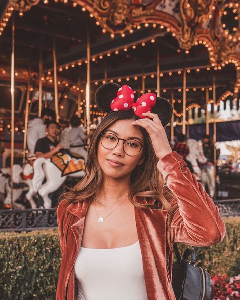 Disneyland Portraits, Disney Influencer, Disney Instagram Pictures, Disney Picture Ideas Instagram, Disneyland Instagram, Disney Studios Paris, Disney World Photo Ideas, Disney Photoshoot, Disney Poses