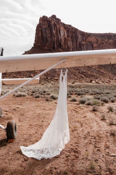 Backcountry Airplane Flight Tour Wedding in Moab, Utah | The Hearnes Adventure Photography Airplane Elopement, Epic Elopement, Elopement Destinations, Adventurous Wedding, Airplane Flight, Alaska Adventures, Elopement Wedding Photography, Adventure Photos, Family Ties