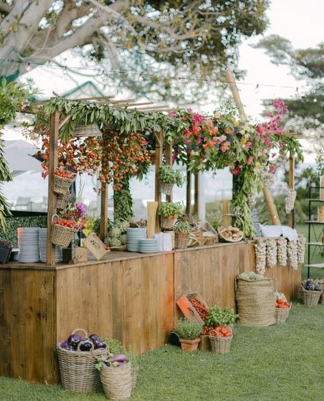 Poolside Bar Ideas, Farmers Market Wedding, Wedding Yard, Coconut Bar, Realistic Wedding, Bar Wedding Reception, French Riviera Wedding, Baked Breads, Dinner Reception