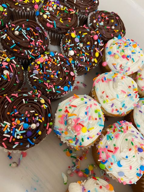 Mood Board Cupcakes decorated for birthday, with sprinkles, chocolate and vanilla Bday Cupcakes, Cupcakes Sprinkles, Sprinkle Cupcakes, Chocolate Sprinkles, Pinkie Pie, Chocolate Cupcakes, Birthday Cupcakes, Cupcakes Decoration, Sprinkles