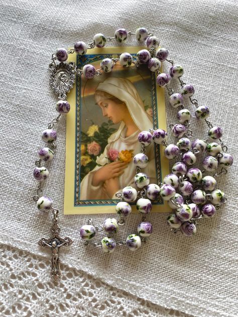 Rosary Astetic, Rosery Beads Aesthetic, Pink Rosary Aesthetic, Italian Childhood, Dark Rosary Aesthetic, Rosary Aesthetic, Rosary Coquette, Rose Rosary, Energy Inspiration