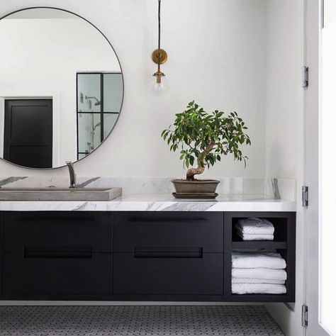 Libs on Instagram: “Dreamy dark units and marble tops! 🖤🏡 . . . . . . 📷 Credit: @philcrozier . #dailydecordose #interior_and_living #interior123…” Traditional Backsplash, Bedroom Rustic, Mirror House, Interior Minimalista, Interior Wallpaper, White Backsplash, Bathroom Backsplash, Stylish Bathroom, Cute Home Decor