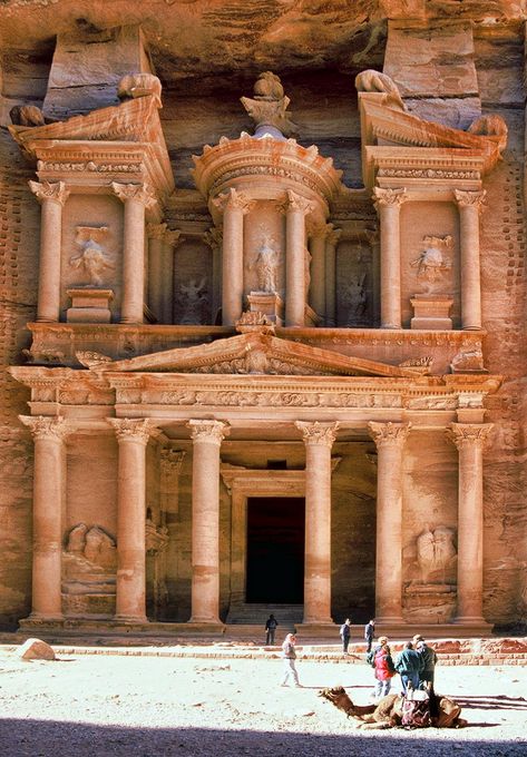 Petra, el gran tesoro en el desierto de Jordania Salt City, City Of Petra, Jordan Travel, Petra Jordan, Architecture Concept Drawings, Final Days, Cheap Hotels, Ancient Civilizations, Ancient Cities