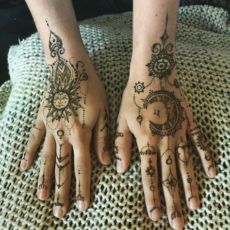 Moon Henna, Henna Moon, Henne Tattoo, Cute Henna Designs, Cute Henna Tattoos, Henna Drawings, Henna Inspired Tattoos, Cute Henna, Hand And Finger Tattoos