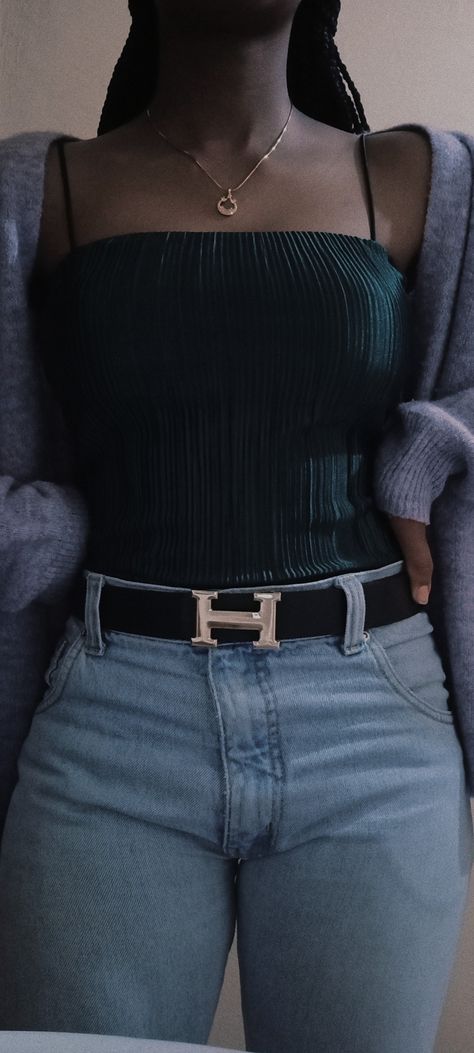 Dark Green Jeans Outfit, Green Jeans Outfit, Cardigan And Jeans, Dark Green Jeans, Dark Green Top, Purple Cardigan, Green Jeans, Layering Outfits, Green Top