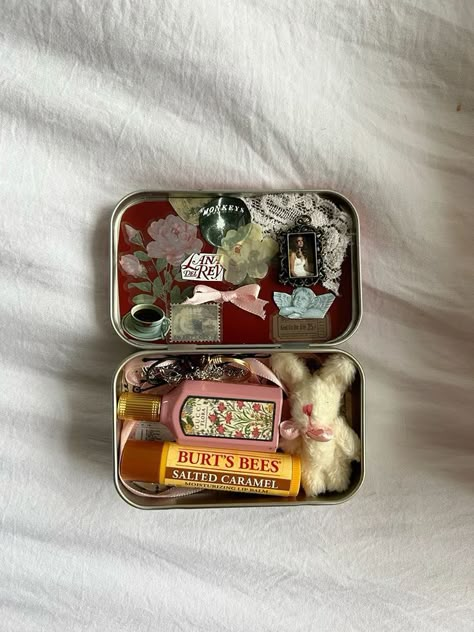 Altoid Tin Makeup Kit, Altoid Tin Ideas Aesthetic, Things To Put In Altoids Wallet, Altoid Tin Gifts, Altoids Tin Wallet, Coquette Crafts, Altoid Tin Ideas, Altoids Wallets, Altoid Wallet